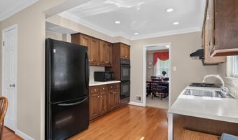8024 GARLOT Dr, Annandale, VA 22003