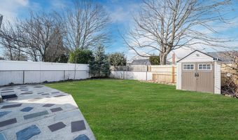 43 Coolidge Ave, Amity Harbor, NY 11701