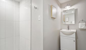 132 N GLADDEN St N, Alexandria, VA 22304