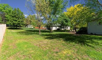 15733 Pine Cir, Basehor, KS 66007