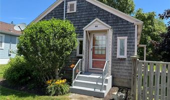 44 Crest St, Middletown, RI 02842