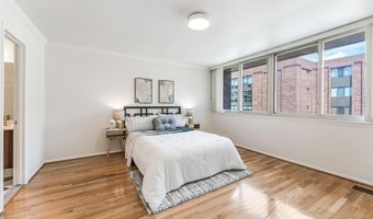1763 S HAYES St 2, Arlington, VA 22202