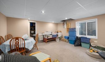 2935 Talaga Dr, Algonquin, IL 60102