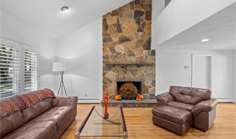 24 GREENWOOD Ln, Lincoln, RI 02865
