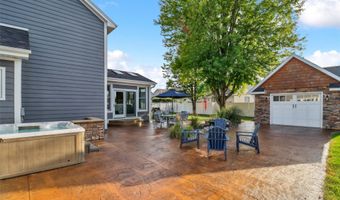 946 11th Ave SE, Altoona, IA 50009