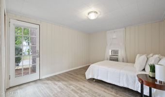 125 Eighth St, Belford, NJ 07718
