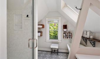 60 Division St, Newport, RI 02840