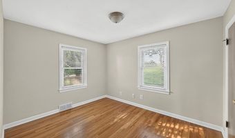 105 N Elm St, Ballwin, MO 63011