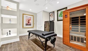 295 Meadowbrook Country Club Est, Ballwin, MO 63011