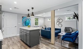 4 James St, Middletown, RI 02842