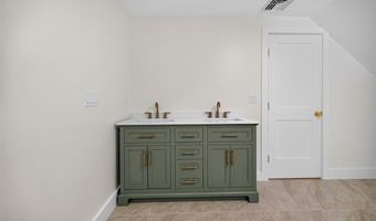 61 Applegate Rd, Cranston, RI 02920