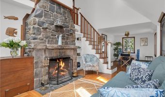 1 Mohawk Trl, Narragansett, RI 02882