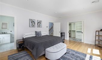 3 Oak St, Middletown, RI 02842