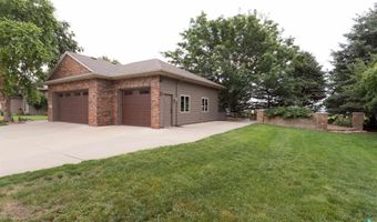 512 S Country Club Ave, Brandon, SD 57005