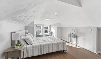 10 Woburn St, Cranston, RI 02910