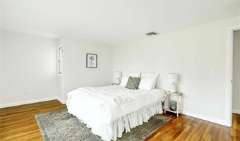 4 Buckingham St, Barrington, RI 02806