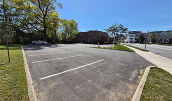 121 W Oak St, Amityville, NY 11701