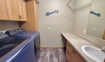209 10th Ave NW, Bowman, ND 58623