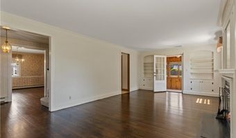 20 Drowne Pkwy, East Providence, RI 02916