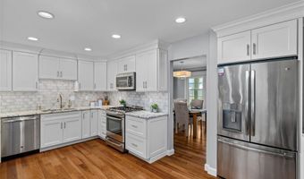 647 Waterford Ridge Dr, Ballwin, MO 63021