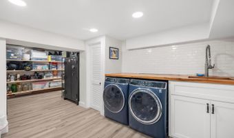 4004 ESTABROOK Dr, Annandale, VA 22003