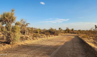 2204 S Six Shooter Rd, Yucca, AZ 86438