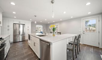 21 Oakwood Mnr, Cromwell, CT 06416