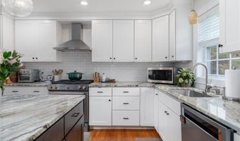 101 Austin Meadows Ln, North Kingstown, RI 02852