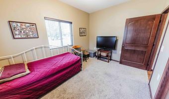 1716 Miller Ln, Aberdeen, SD 57401