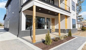 810 NW 11th St, Bentonville, AR 72712