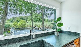 4 Buckingham St, Barrington, RI 02806