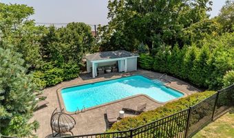21 Crestwood Rd, Warwick, RI 02886