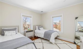 26 Narragansett Ave, Newport, RI 02840