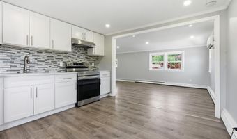 7 Penndale Dr, Amityville, NY 11701