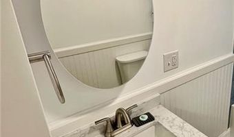 13 Ocean View Dr, Narragansett, RI 02882