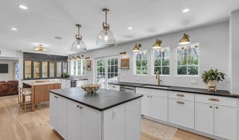 14 Bunker Hill Dr, Middletown, NJ 07748
