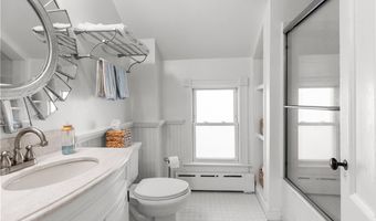 11 Ann St, Newport, RI 02840