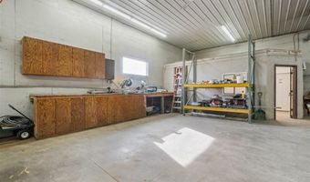 5276 Oakcrest Hill Rd SE, Riverside, IA 52327