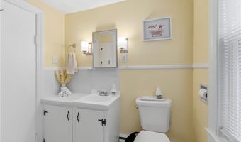 34 Platt St, Bristol, RI 02809
