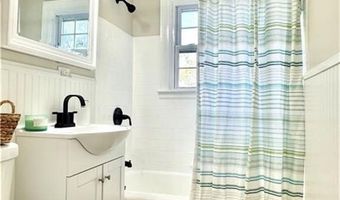 426 Metacom Ave 1, Bristol, RI 02809