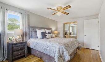 237 N Pioneer Dr, Addison, IL 60101