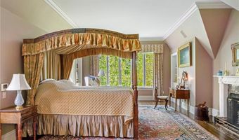14 Leroy Ave, Newport, RI 02840