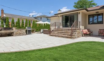 51 Dogwood Rd, Albertson, NY 11507