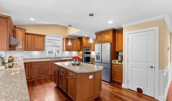 6932 ALPINE Dr, Annandale, VA 22003