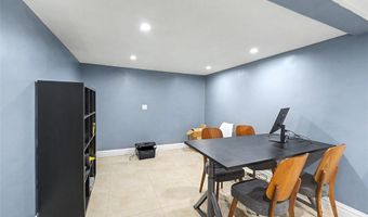 31 Edgemere Dr, Albertson, NY 11507