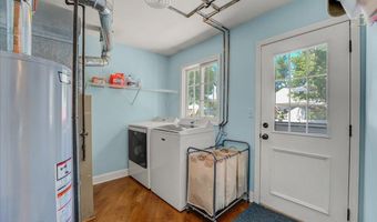 5 Trotter Ter, Belford, NJ 07718