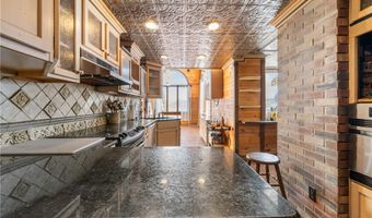 584 Apple Dr, Akron, OH 44319