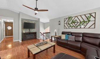 100 Holly Green Dr, Ballwin, MO 63021