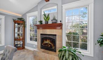 24 W Berkley Dr, Arlington Heights, IL 60004