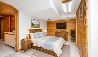 3949 Waldenwood Dr, Ann Arbor, MI 48105